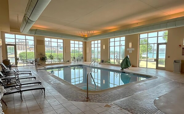 Indoor pool, sun loungers - Embassy Suites by Hilton E Peoria Riverfront Conf Center (East Peoria)