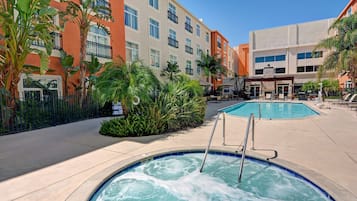 Tina de hidromasaje al aire libre