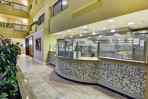 Café da manhã com buffet grátis todos os dias