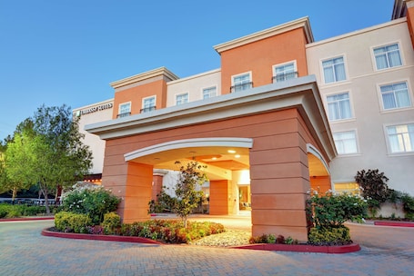 Exterior. Embassy Suites by Hilton Valencia