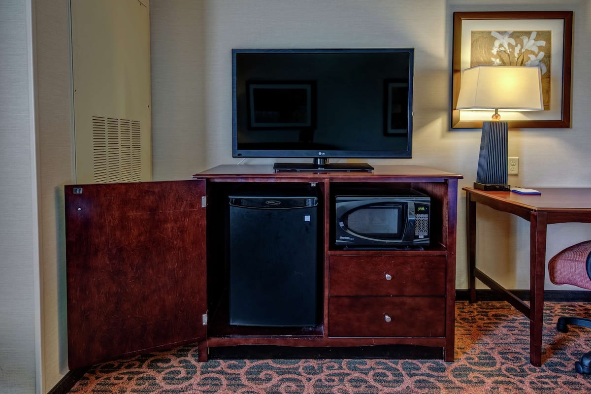 premium bedding, in-room safe, desk, laptop workspace