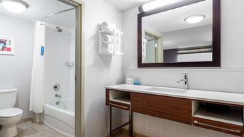 Ein modernes Badezimmer mit Dusche, Toilette und Waschtisch mit Spiegel.