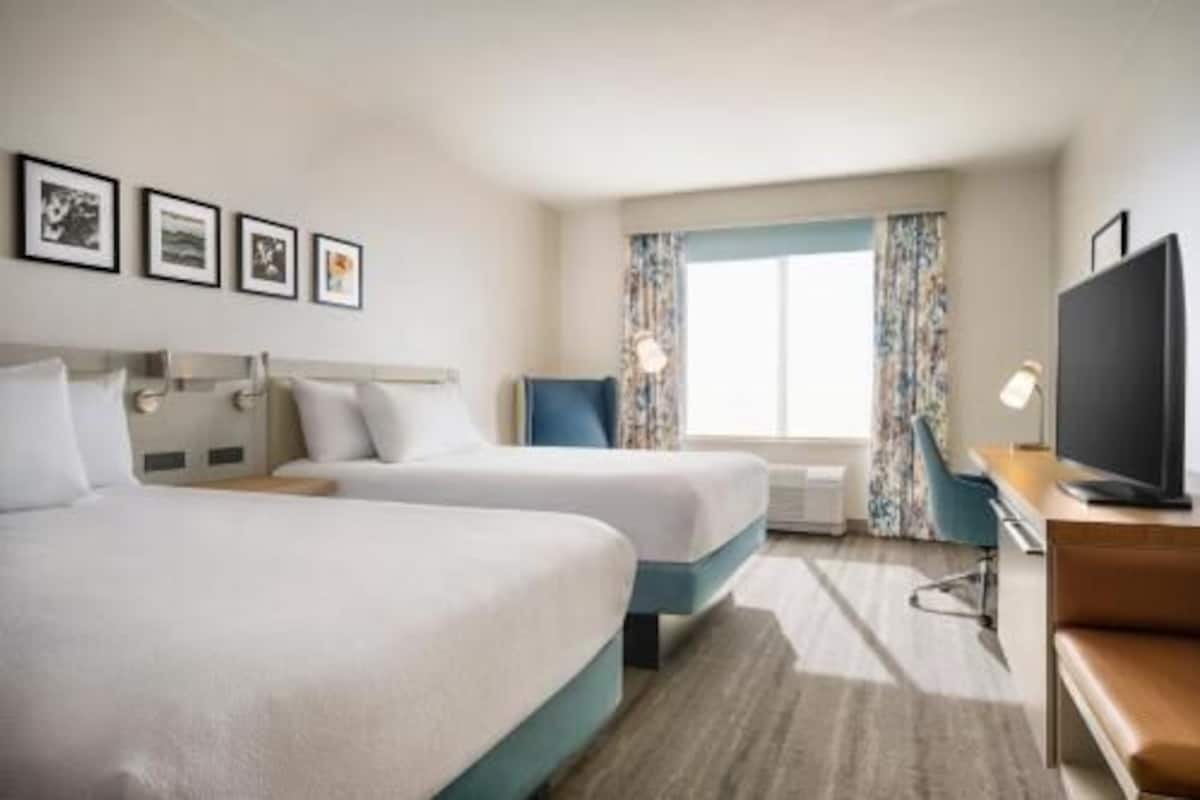 Premium bedding, in-room safe, desk, blackout drapes
