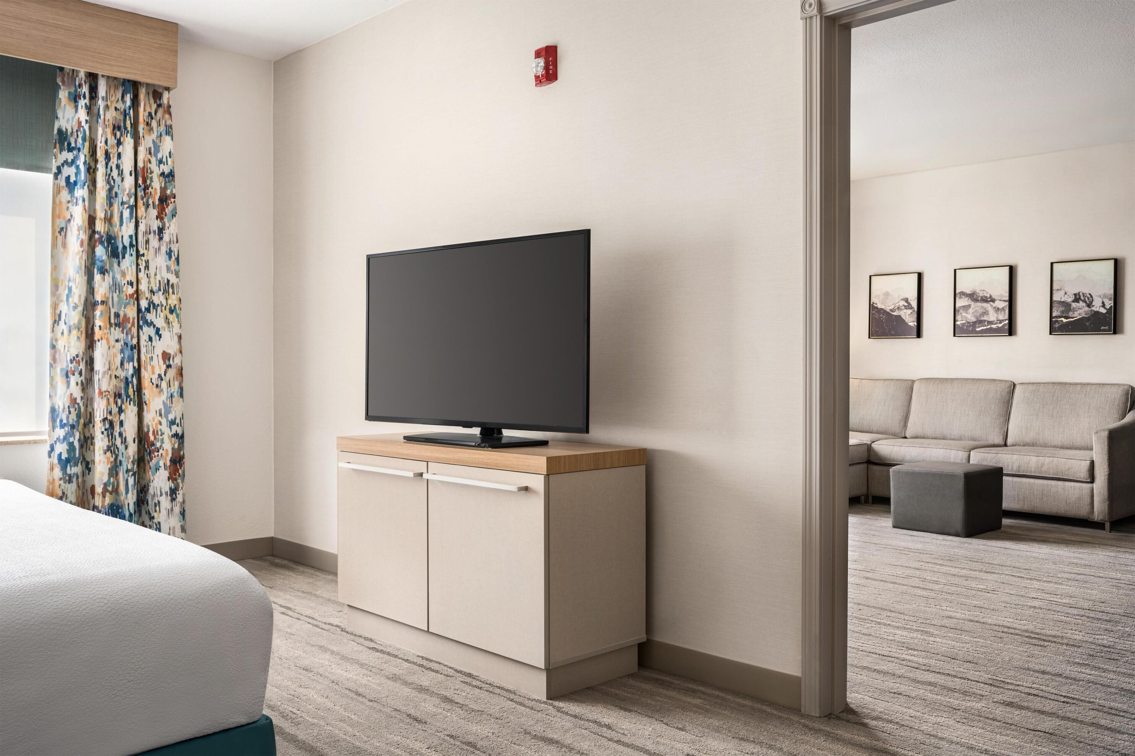 Suíte, 1 cama King, acessível (Roll-In Shower) | Vista do quarto