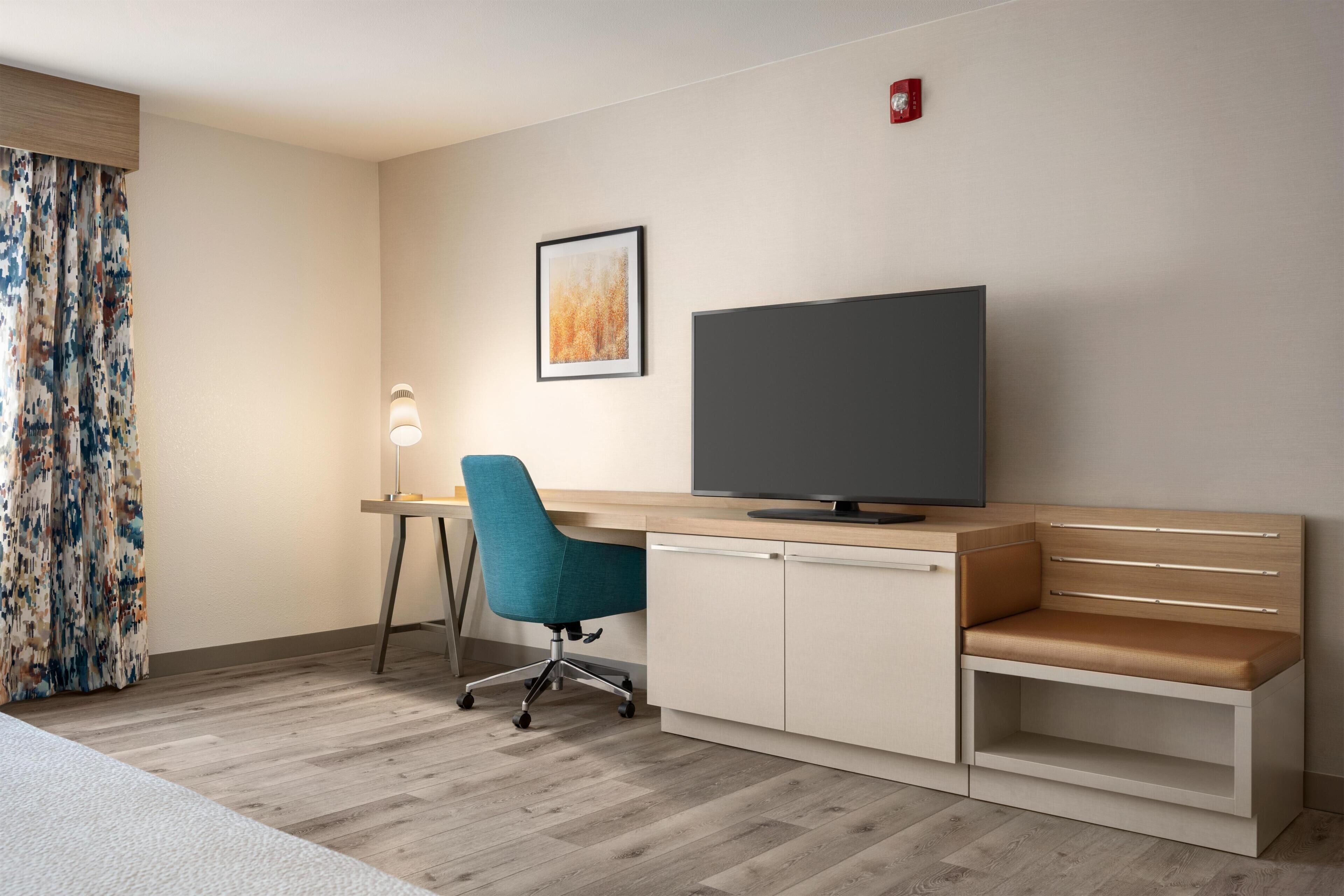 Standard Room, 1 King Bed, Accessible (Roll-In Shower) | Premium bedding, in-room safe, desk, blackout drapes
