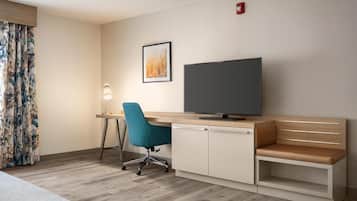 Standard Room, 1 King Bed, Accessible (Roll-In Shower) | Premium bedding, in-room safe, desk, blackout drapes