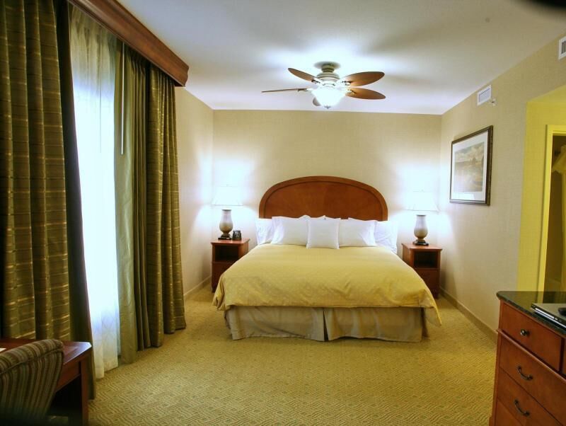 Cortinas opacas y tabla de planchar con plancha