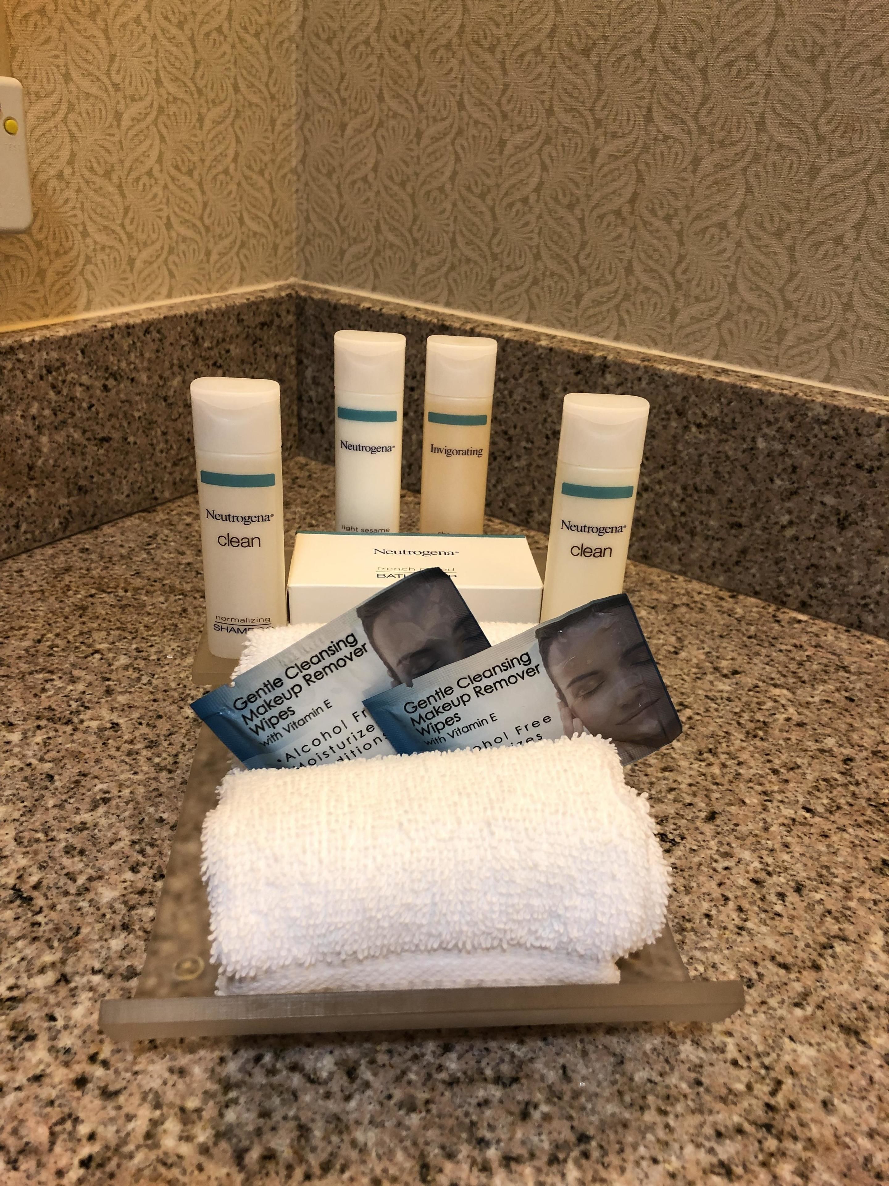 hydromassage showerhead, hair dryer, towels