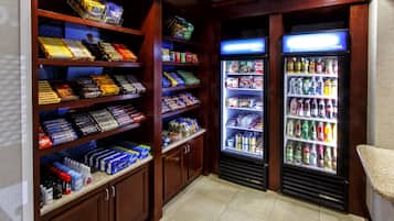 Een automaatruimte met verschillende snacks, drankjes en ijs.