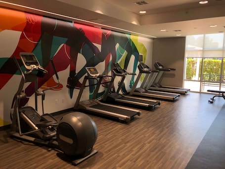 Fitness facility. Hampton Inn & Suites Staten Island