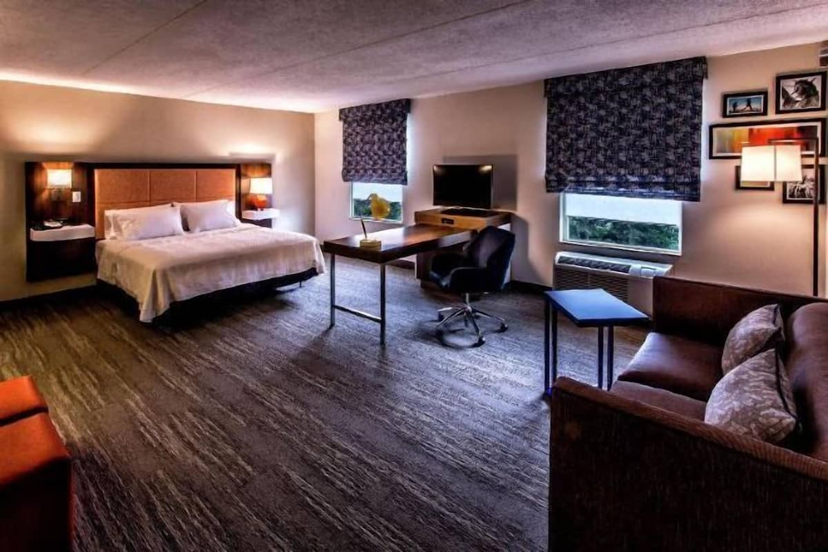 In-room safe, desk, iron/ironing board, free WiFi