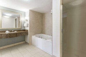 King evolution suite | Bathroom | Hair dryer, towels, soap, shampoo - Hilton Garden Inn Albany/SUNY Area (Albany)