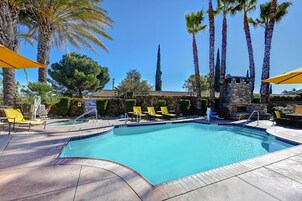 Una piscina al aire libre de temporada