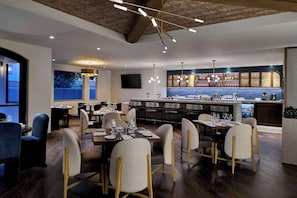 Breakfast and dinner served - Bellasera Hotel & Suites Paso Robles, Tapestry by Hilton (Paso Robles)