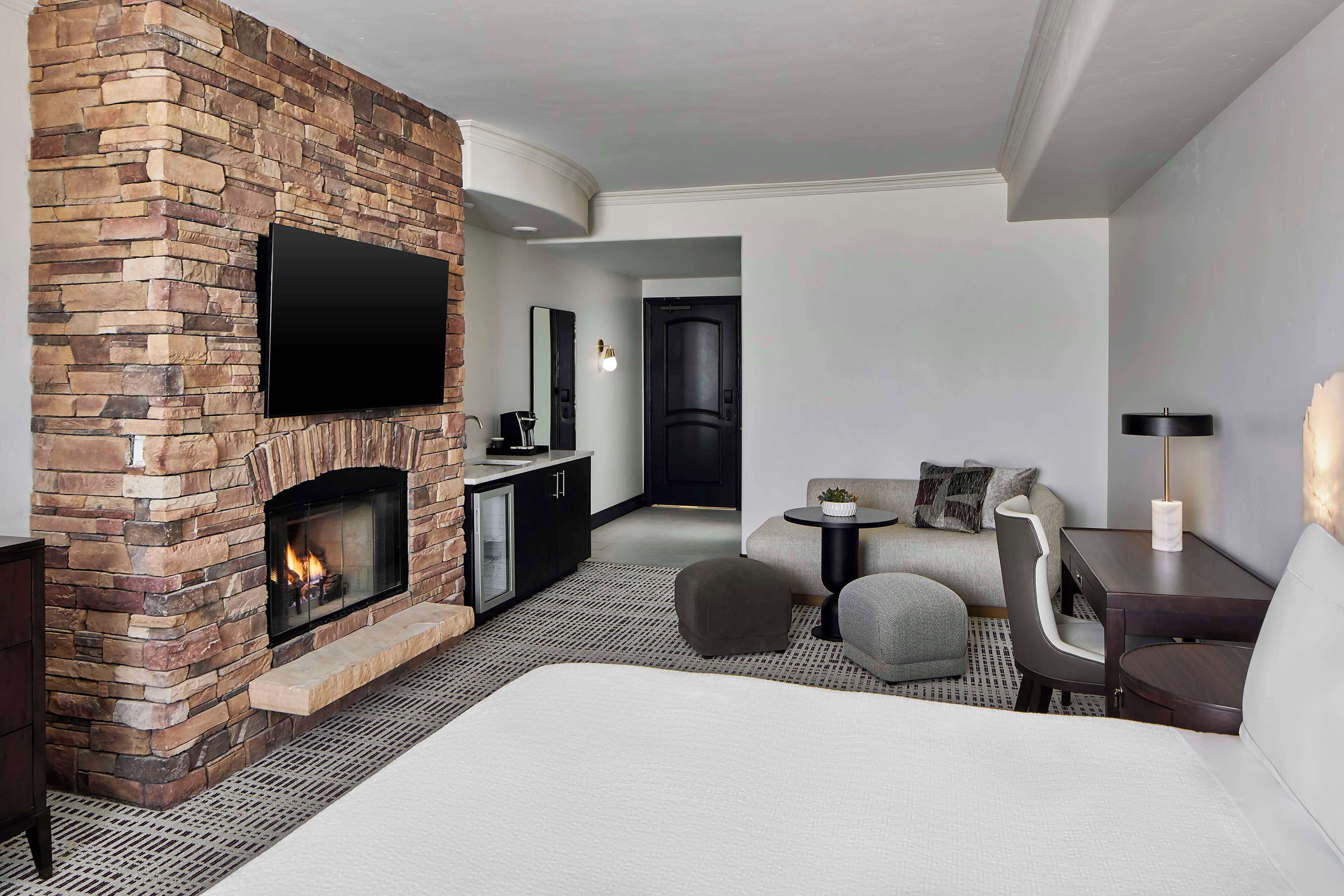 Televisión plasma, estación para iPod, películas de estreno