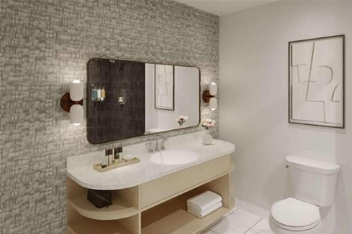 Banheiro | Chuveiro, produtos de toalete de grife, secador de cabelo