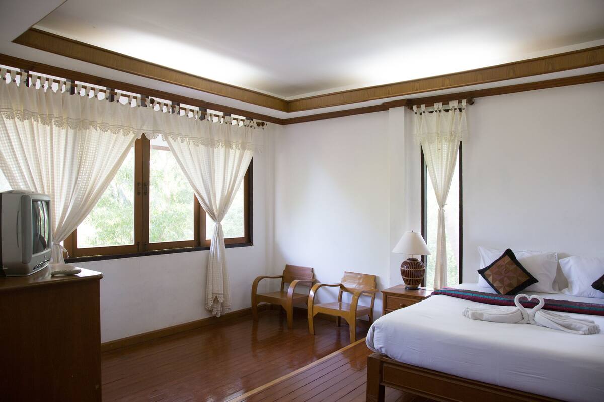 In-room safe, desk, blackout drapes, WiFi (free)