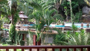 Vista frontal de la propiedad