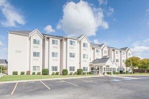 Exterior - Microtel Inn & Suites by Wyndham Rogers (Rogers)