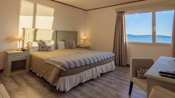 Dubbelrum - sjöutsikt | Sängtillbehör av högsta kvalitet, duntäcken, bäddmadrasser och minibar