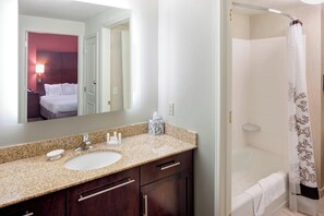 Suite, 1 chambre, cheminée | Salle de bain