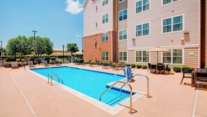 Ein Hotel mit Pool, Außenbereich und Backsteinelementen.