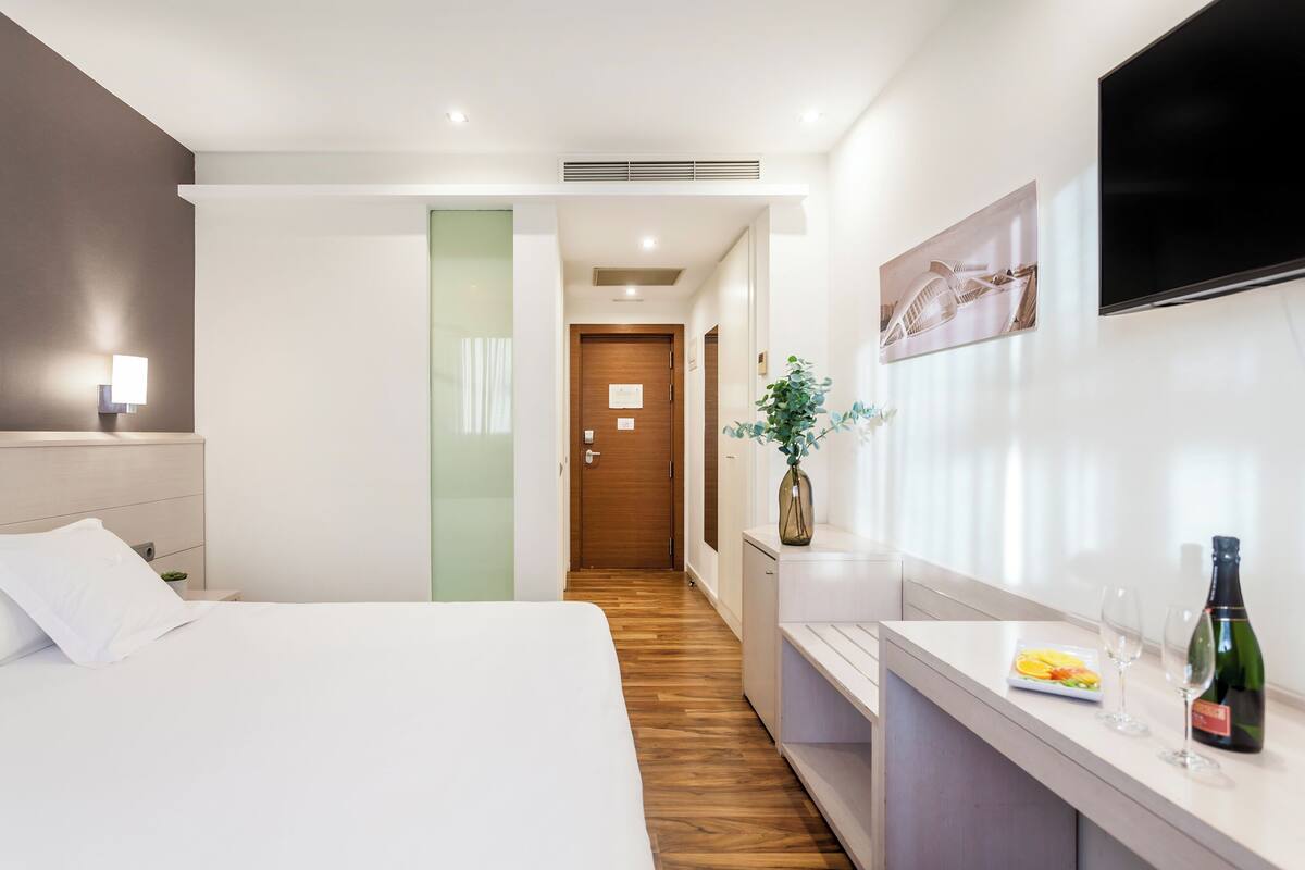 1 bedroom, premium bedding, minibar, in-room safe