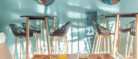 Un desayuno con platos de comida, bebidas y un cuenco de huevos.