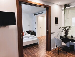 Ropa de cama de alta calidad y minibar 