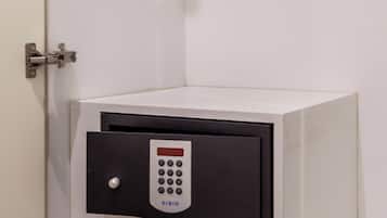 Un miniibar blanco con panel de control y un cajón pequeño.