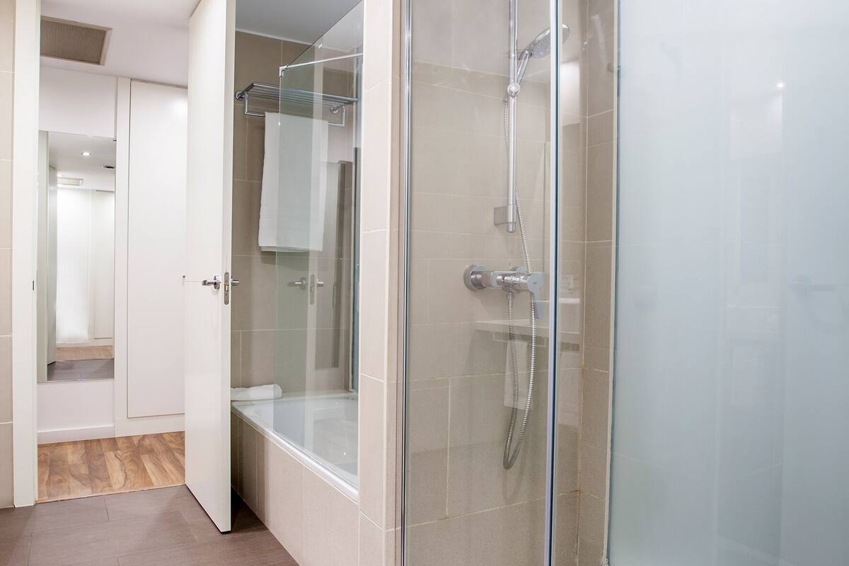 junior suite | bathroom | hair dryer, towels