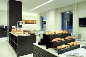 Tägliches Frühstücksbuffet (13 EUR pro Person)