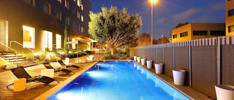 Seasonal outdoor pool, open 10:00 AM to 8:00 PM, pool loungers