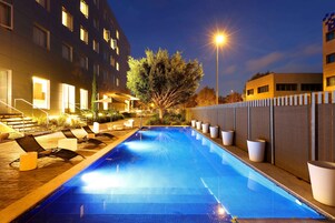 Una piscina al aire libre de temporada (de 10:00 a 20:00), tumbonas