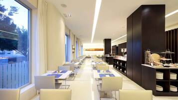 Tägliches Frühstücksbuffet (13 EUR pro Person)