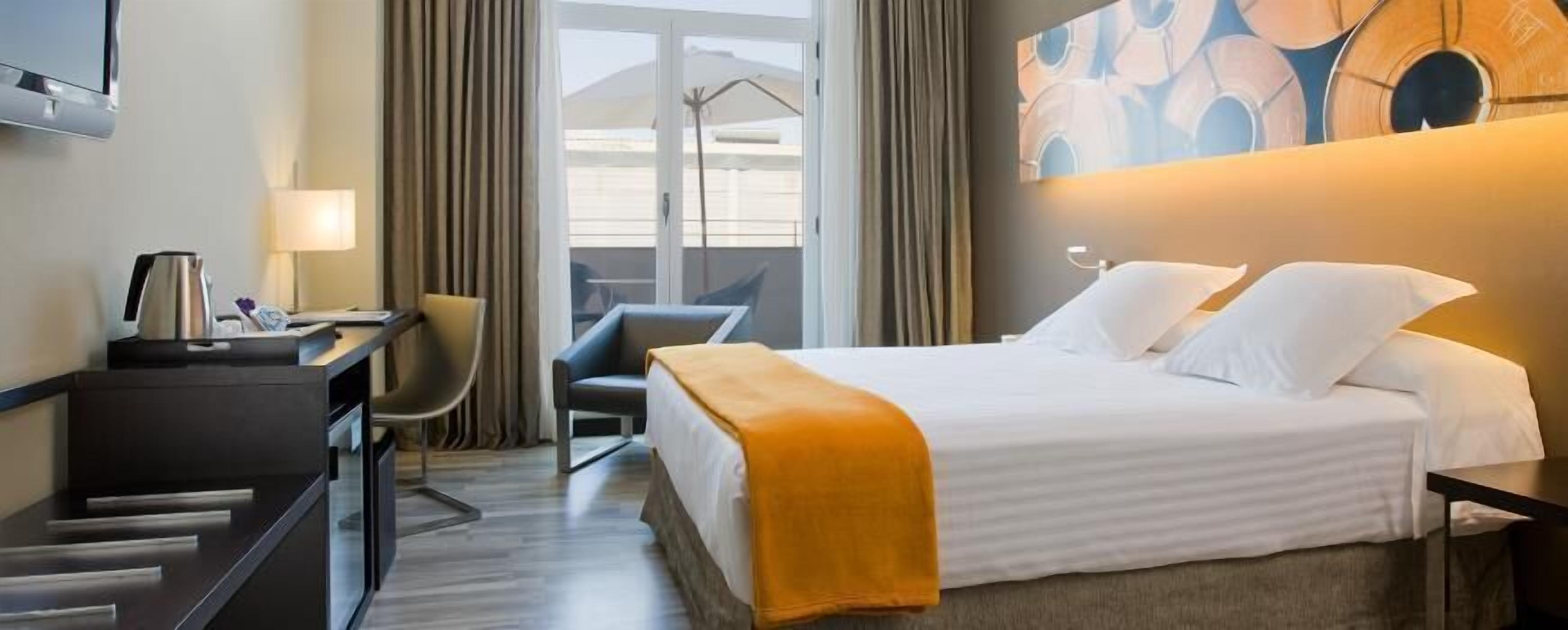 Een minibar, een kluis op de kamer, een bureau, verduisterende gordijnen
