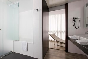 Minibar, Zimmersafe, Schreibtisch, Verdunkelungsvorhänge