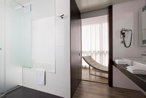 Minibar, caja fuerte, escritorio y cortinas opacas