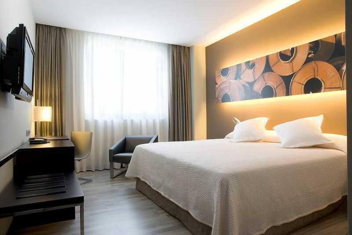 Minibar, Zimmersafe, Schreibtisch, Verdunkelungsvorhänge