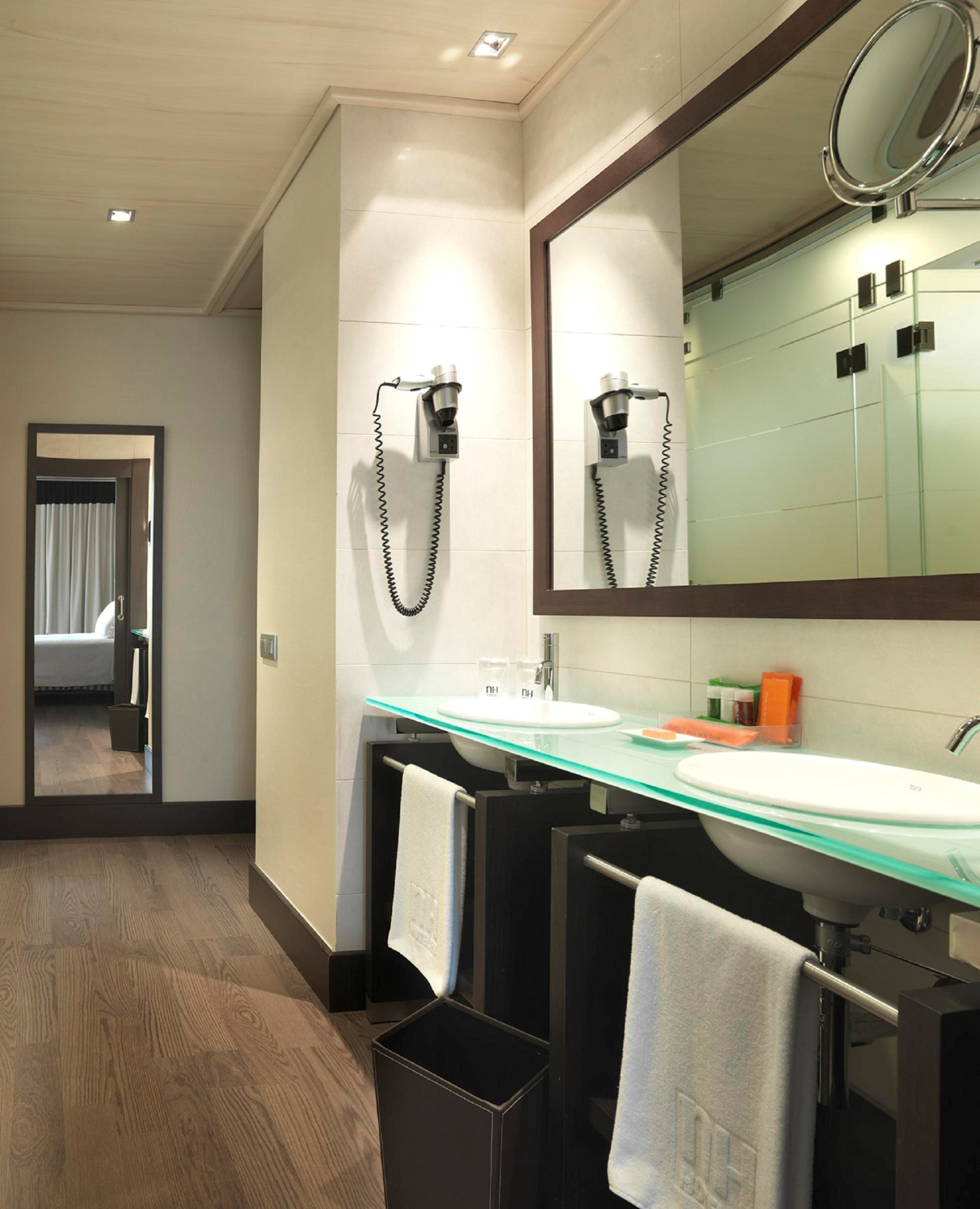 combined shower/bathtub, eco-friendly toiletries, hair dryer, bidet