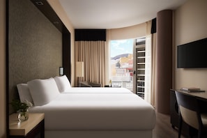 Superior kamer | Bedden met traagschuimmatrassen, een minibar, een kluis op de kamer