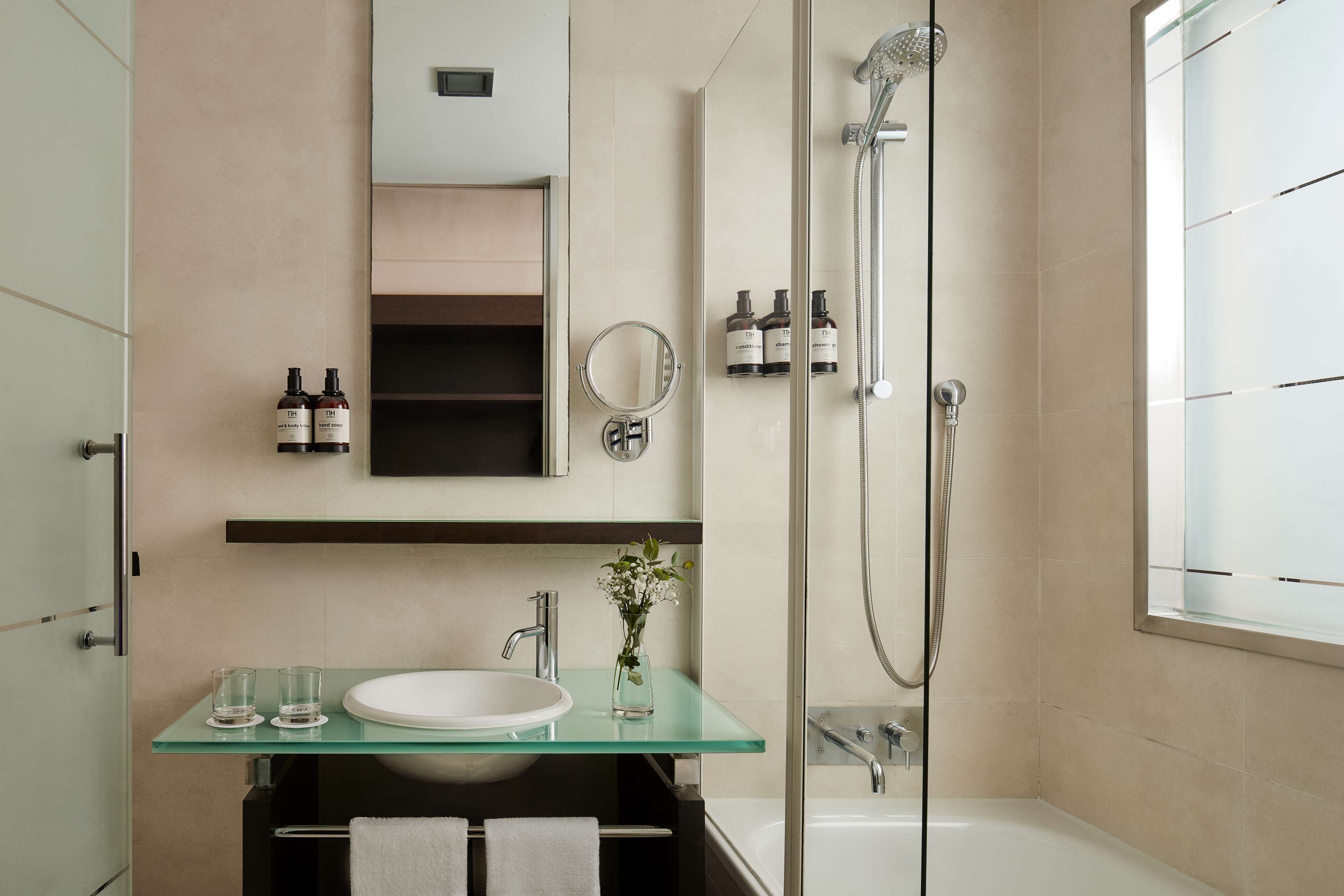 combined shower/bathtub, eco-friendly toiletries, hair dryer, bidet