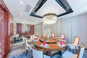 A conference room with a round table, chairs, and a chandelier. - Sichuan Hotel (Shenzhen)