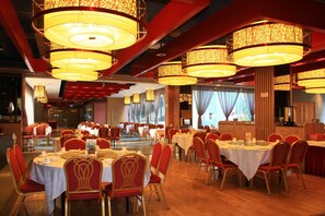 Breakfast, lunch, dinner served; Chinese cuisine  - Sichuan Hotel (Shenzhen)