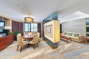 高級寢具、羽絨被、特厚豪華床墊、房內夾萬