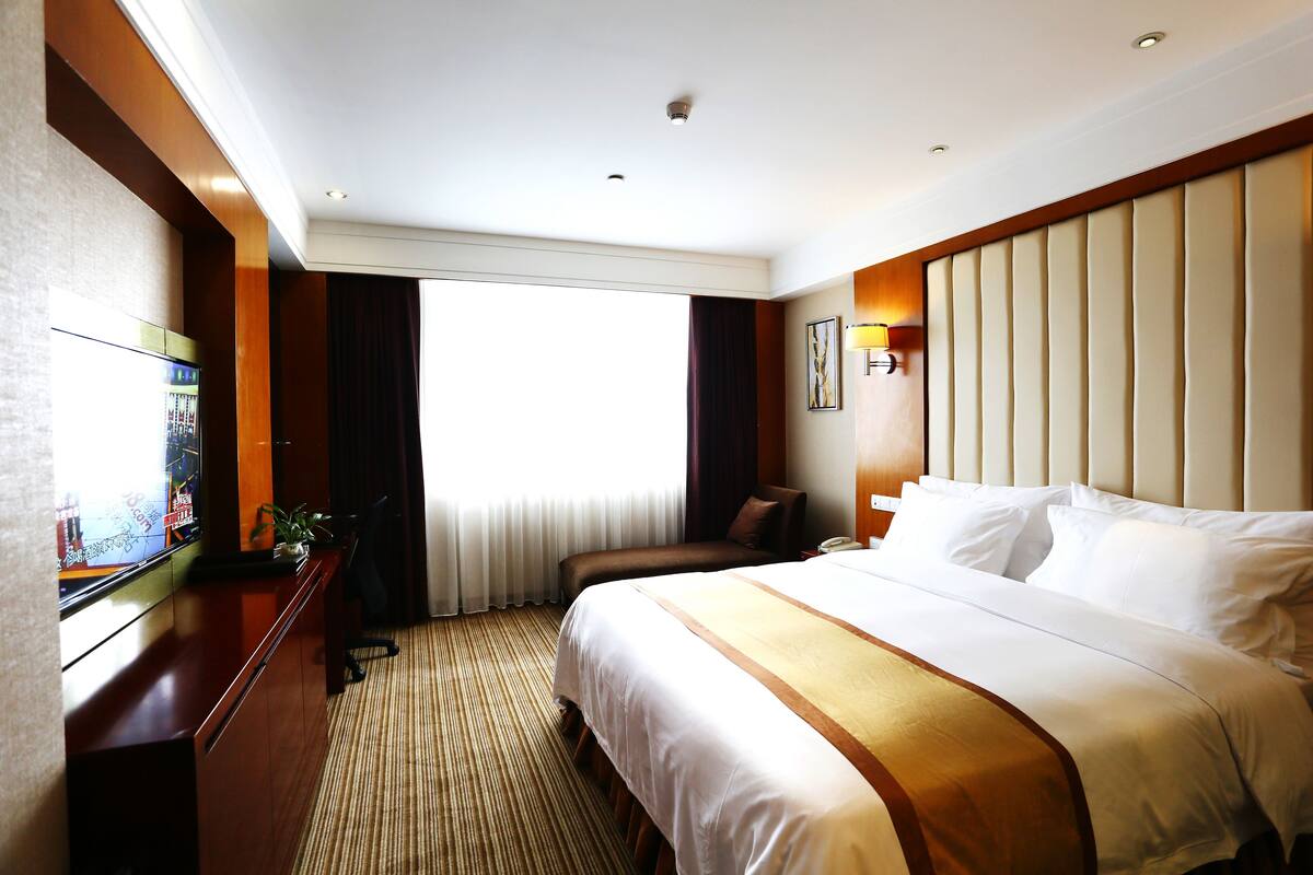 Business Double Room | Premium bedding, down comforters, pillowtop beds, in-room safe