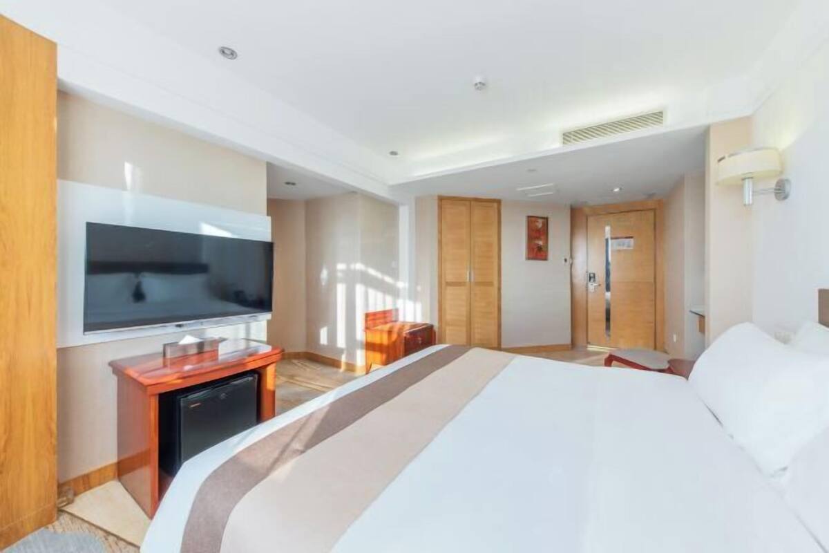 Premium bedding, down duvets, pillow-top beds, in-room safe