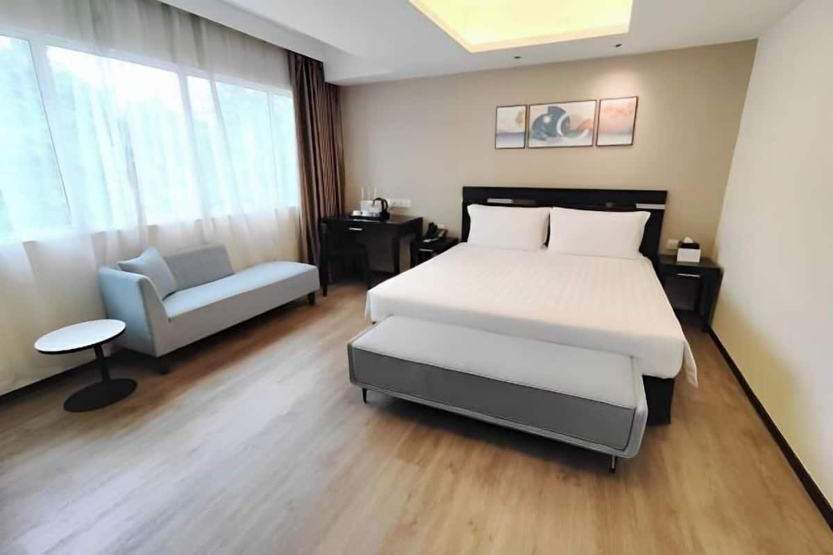 1 kamar tidur, minibar, brankas, dan meja kerja