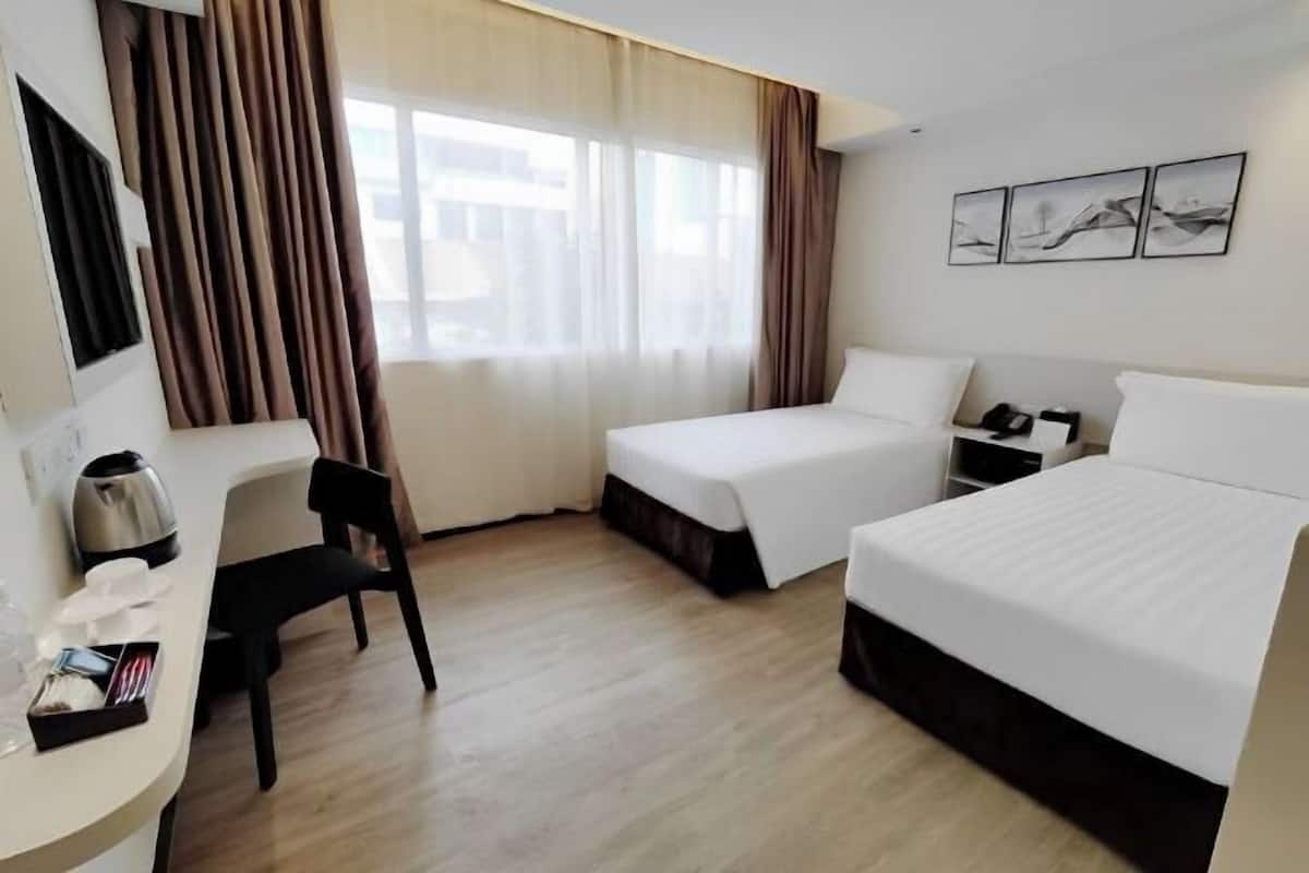 1 kamar tidur, minibar, brankas, dan meja kerja