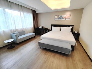 行政客房 (Deluxe) | 迷你吧、客房內保險箱、書桌、隔音